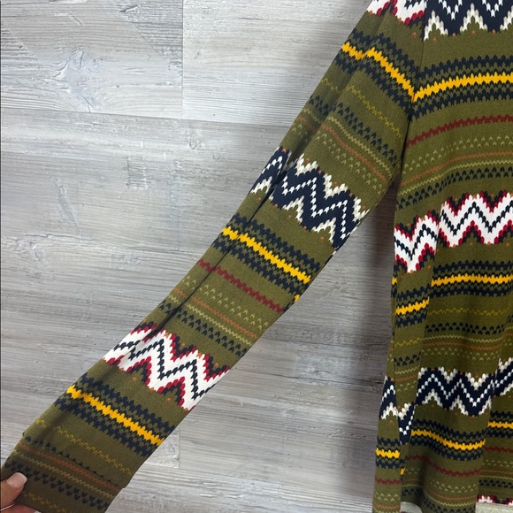 HOTGIFT Green Chevron Women's Button-Up Sweater - Picture 4 of 7